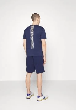 EA7 Emporio Armani BERMUDA Short Dark Blue Homme 7 EA7 Emporio Armani BERMUDA Short Dark Blue Homme -EA7 Emporio Armani Soldes Magasin 6c2c1d6517a948f2895eb3ddff3bf098