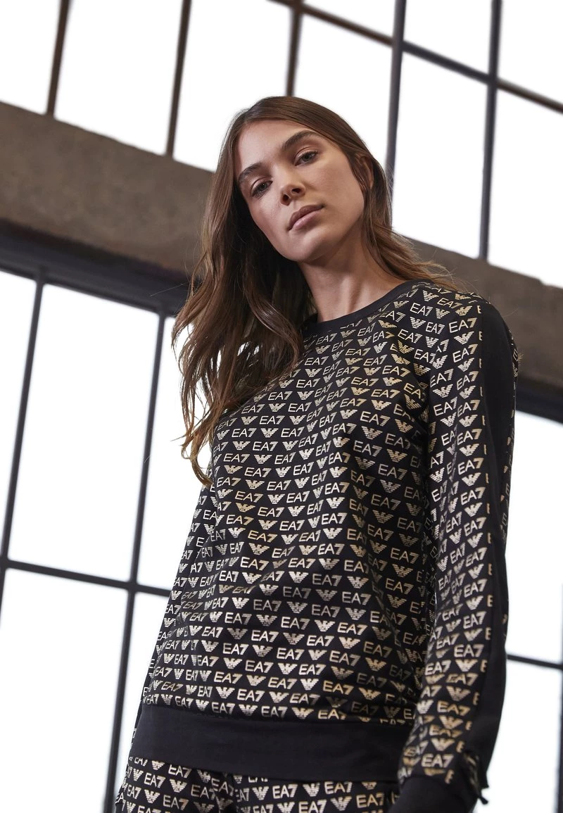 EA7 Emporio Armani ALLOVER LOGO Sweatshirt Fancy Black/gold Femme 1 EA7 Emporio Armani ALLOVER LOGO Sweatshirt Fancy Black/gold Femme