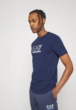 EA7 Emporio Armani T Shirt Imprimé Dark Blue Homme -EA7 Emporio Armani Soldes Magasin 7420b3d4f3be46f6b810cc4afd276a44