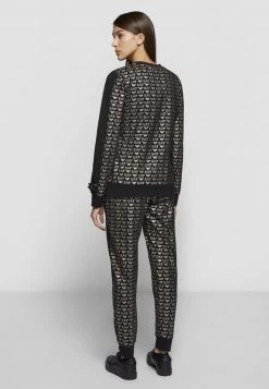 EA7 Emporio Armani ALLOVER LOGO Sweatshirt Fancy Black/gold Femme 10 EA7 Emporio Armani ALLOVER LOGO Sweatshirt Fancy Black/gold Femme -EA7 Emporio Armani Soldes Magasin 7d07c5534e124ece901204e693c0de9d