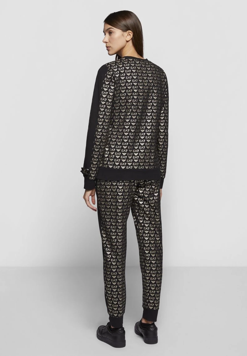 EA7 Emporio Armani ALLOVER LOGO Sweatshirt Fancy Black/gold Femme 4 EA7 Emporio Armani ALLOVER LOGO Sweatshirt Fancy Black/gold Femme – Image 4