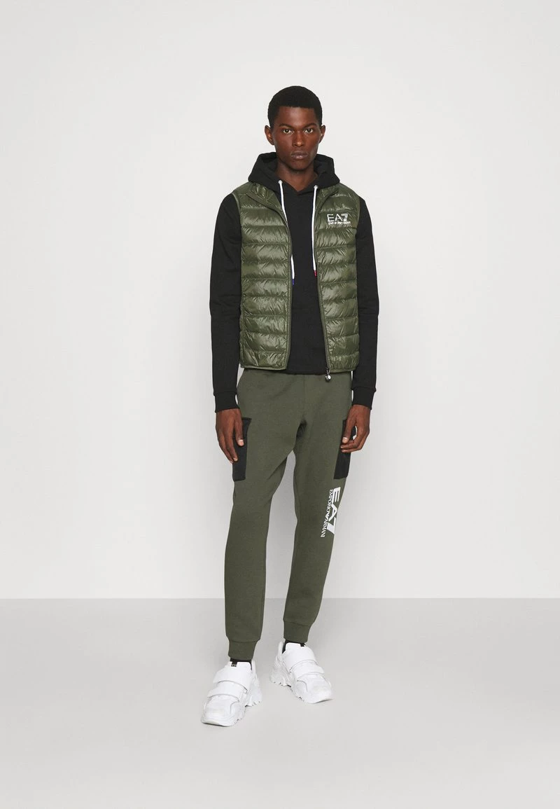 EA7 Emporio Armani DOWN WAIST COAT Veste Sans Manches Olive Homme 2 EA7 Emporio Armani DOWN WAIST COAT Veste Sans Manches Olive Homme – Image 2