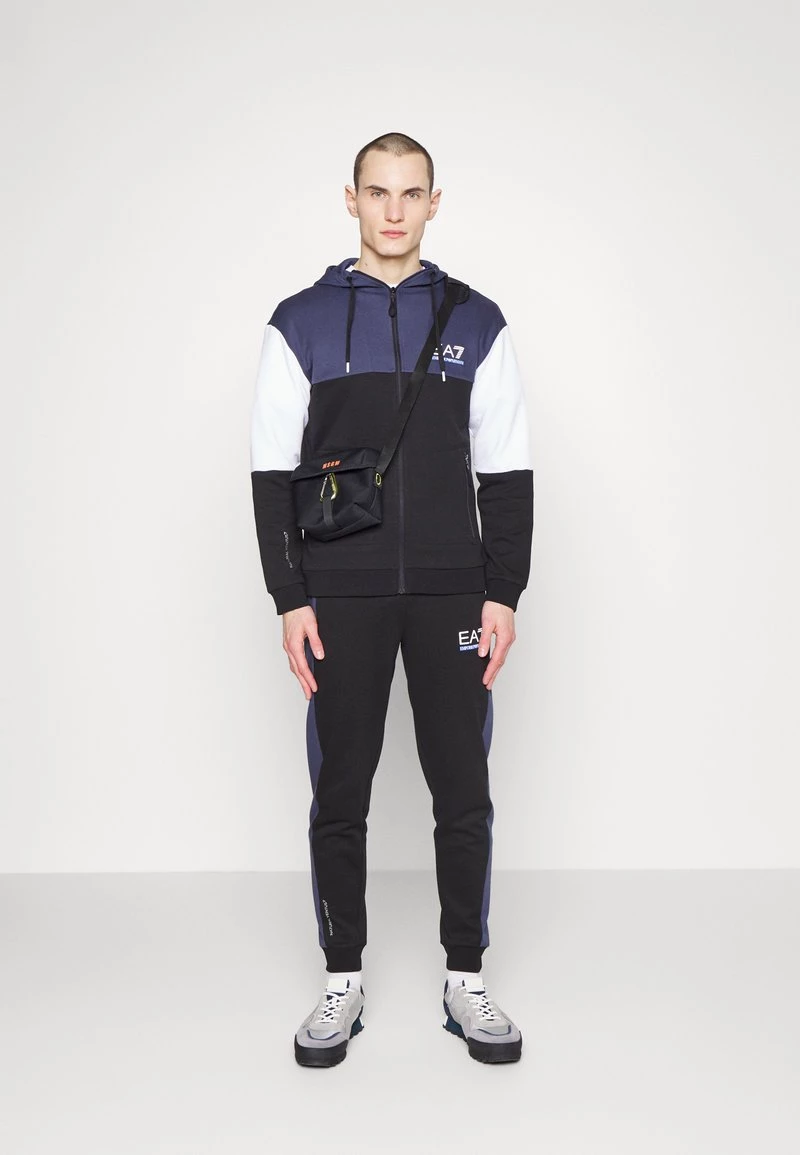 EA7 Emporio Armani TRACKSUIT Survêtement Black Homme 2 EA7 Emporio Armani TRACKSUIT Survêtement Black Homme – Image 2