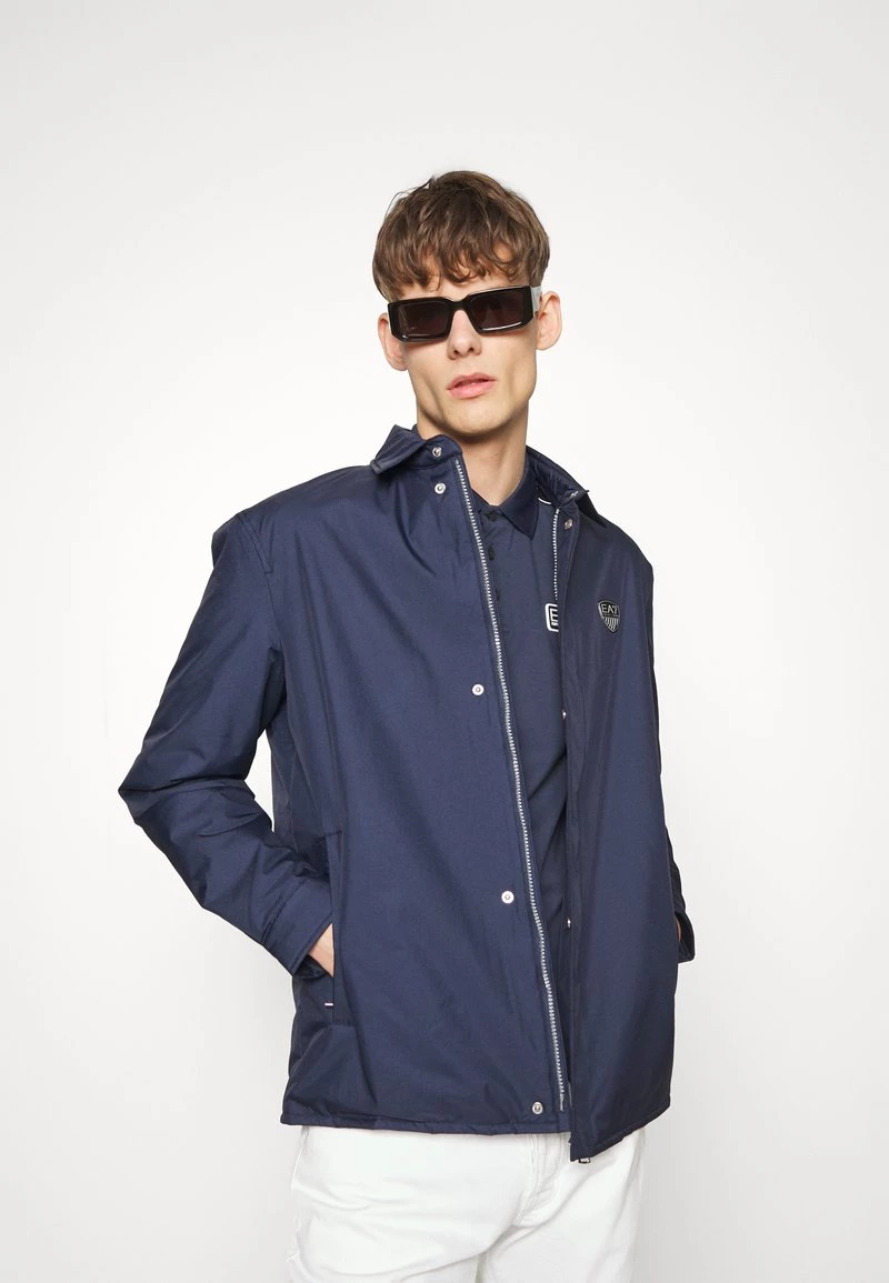 EA7 Emporio Armani JACKET Veste Mi Saison Dark Blue Homme 4 EA7 Emporio Armani JACKET Veste Mi Saison Dark Blue Homme – Image 4