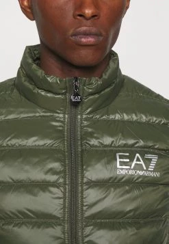EA7 Emporio Armani DOWN WAIST COAT Veste Sans Manches Olive Homme 11 EA7 Emporio Armani DOWN WAIST COAT Veste Sans Manches Olive Homme -EA7 Emporio Armani Soldes Magasin a891bb2b107443dc9eaa890ac8676c51