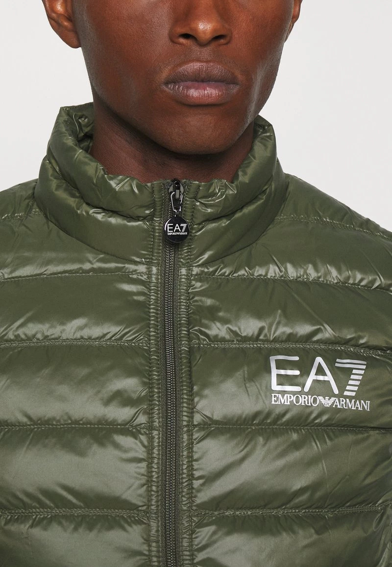 EA7 Emporio Armani DOWN WAIST COAT Veste Sans Manches Olive Homme 6 EA7 Emporio Armani DOWN WAIST COAT Veste Sans Manches Olive Homme – Image 6