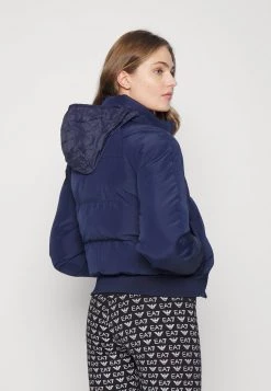 EA7 Emporio Armani Femme Veste D'hiver Navy Blue/silver 9 EA7 Emporio Armani Femme Veste D'hiver Navy Blue/silver -EA7 Emporio Armani Soldes Magasin b9871fd9033641449d68bc1321366067