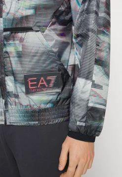 EA7 Emporio Armani Homme JACKET Veste Mi Saison Grey -EA7 Emporio Armani Soldes Magasin c23bc5a744b74842abdf963aec88df9e