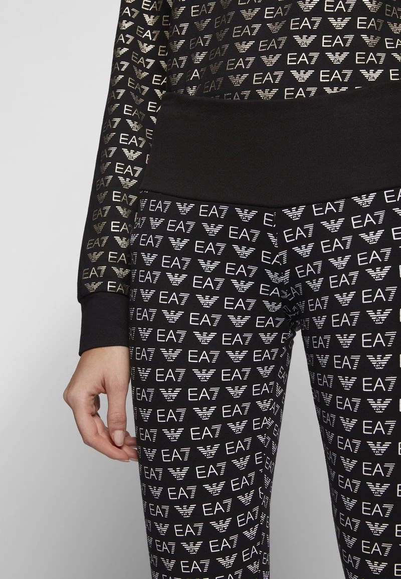 EA7 Emporio Armani ALLOVER LOGO Legging Fancy Black/white Femme 6 EA7 Emporio Armani ALLOVER LOGO Legging Fancy Black/white Femme – Image 6