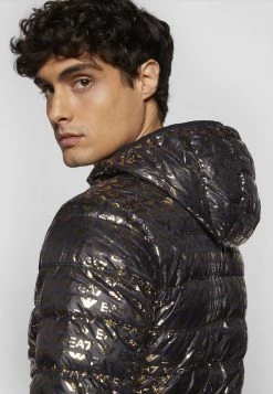 EA7 Emporio Armani JACKET HO ALLOVER LOGO Doudoune Black/gold Homme -EA7 Emporio Armani Soldes Magasin d53c555cd38f4134908a1b40a2d087da