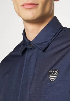 EA7 Emporio Armani JACKET Veste Mi Saison Dark Blue Homme 11 EA7 Emporio Armani JACKET Veste Mi Saison Dark Blue Homme -EA7 Emporio Armani Soldes Magasin d7ec3010d00b40108f811bf6c617e51f