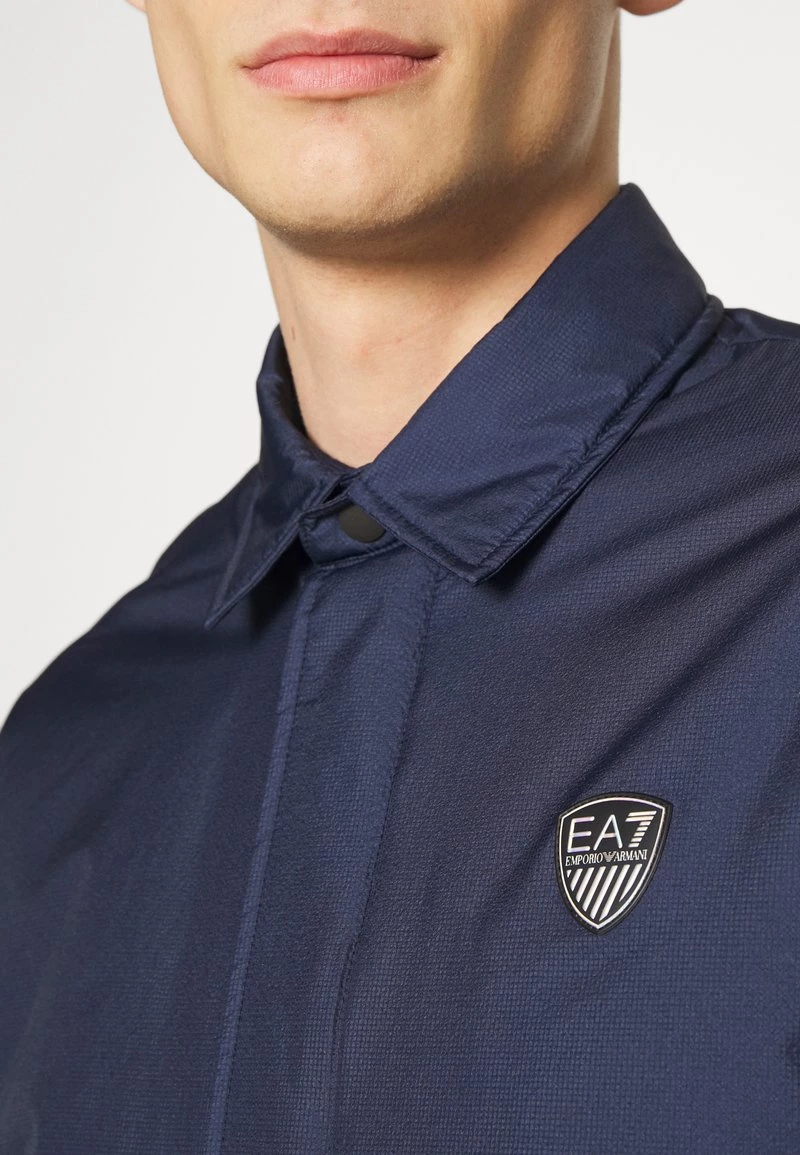 EA7 Emporio Armani JACKET Veste Mi Saison Dark Blue Homme 6 EA7 Emporio Armani JACKET Veste Mi Saison Dark Blue Homme – Image 6