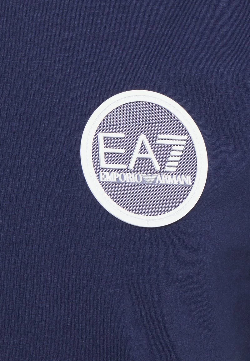 EA7 Emporio Armani TENNIS CLUB TEE T Shirt Basique Blu Navy Homme 3 EA7 Emporio Armani TENNIS CLUB TEE T Shirt Basique Blu Navy Homme – Image 3