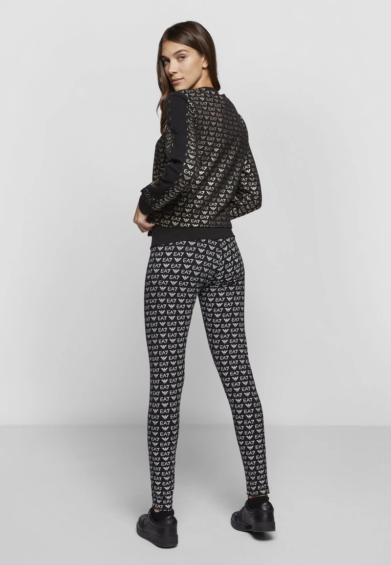 EA7 Emporio Armani ALLOVER LOGO Legging Fancy Black/white Femme 4 EA7 Emporio Armani ALLOVER LOGO Legging Fancy Black/white Femme – Image 4