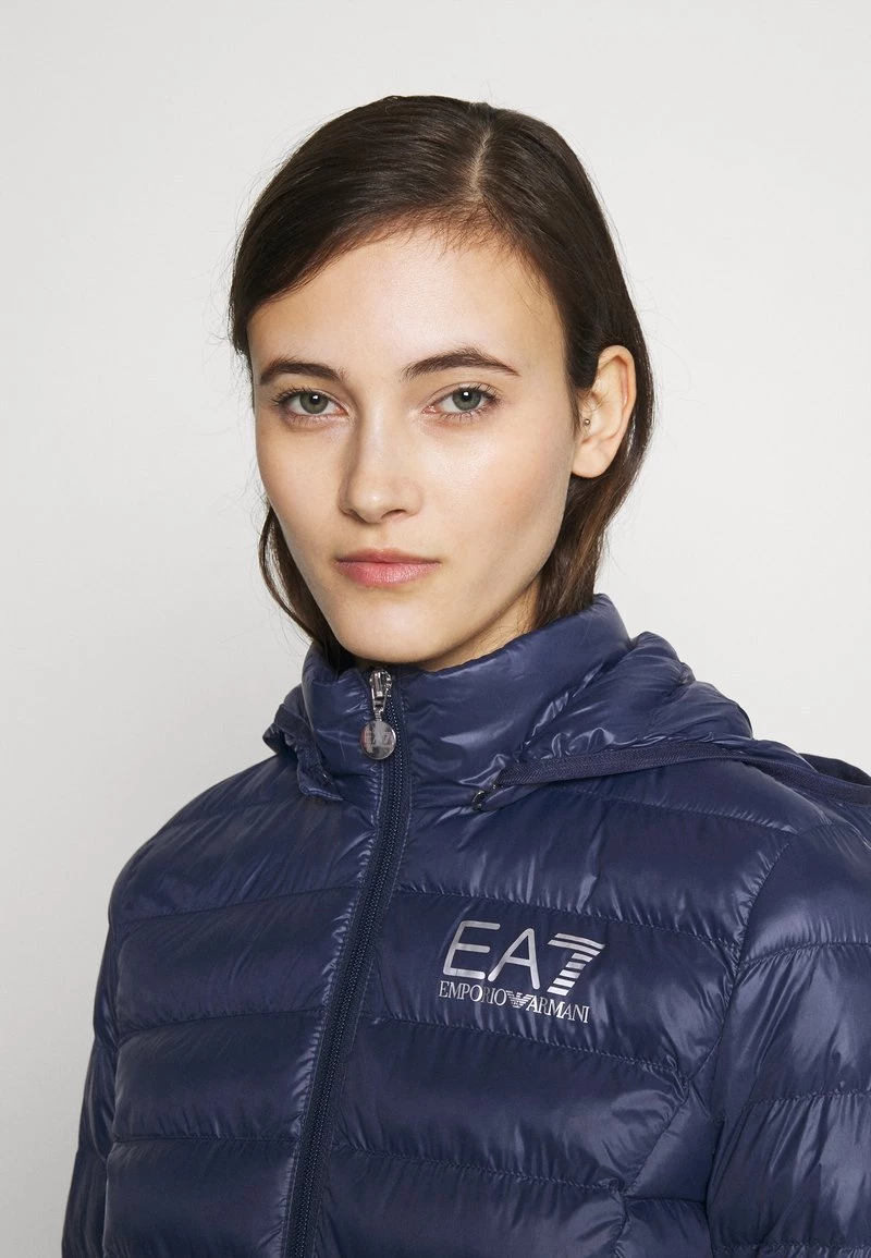 EA7 Emporio Armani Veste D'hiver Navy Blue Femme 6 EA7 Emporio Armani Veste D'hiver Navy Blue Femme – Image 6