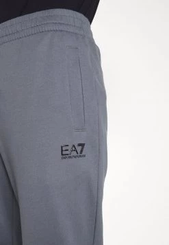 EA7 Emporio Armani TROUSER Pantalon De Survêtement Anthracite Homme 9 EA7 Emporio Armani TROUSER Pantalon De Survêtement Anthracite Homme -EA7 Emporio Armani Soldes Magasin eb4e247190f048f0b7d09dff07df278b