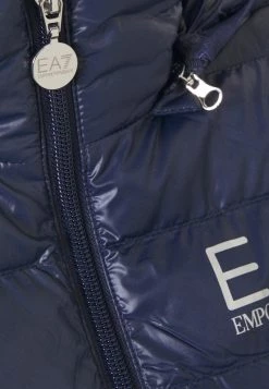 EA7 Emporio Armani Veste D'hiver Navy Blue Femme 16 EA7 Emporio Armani Veste D'hiver Navy Blue Femme -EA7 Emporio Armani Soldes Magasin f19e1a76a60444dc8c23a7dc9eedf968
